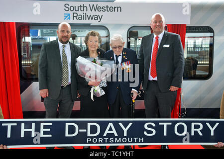 (Da sinistra a destra) Steve Pitt, vice-presidente del consiglio comunale di Portsmouth, con la seconda guerra mondiale il veterano artefice Jimmy Ockendon, sua moglie Joyce e Andy Mellors, managing director di South Western Railway, a Portsmouth harbour station, come lo specialista meccanico, 97, nomi del sud occidentale Stazione ferroviaria il D-Day Storia di Portsmouth, in onore del suo legame con il D-Day invasione. Foto Stock