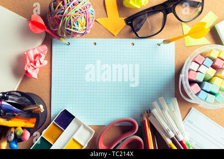 Escursioni di un artista con un sacco di oggetti di cancelleria Foto Stock