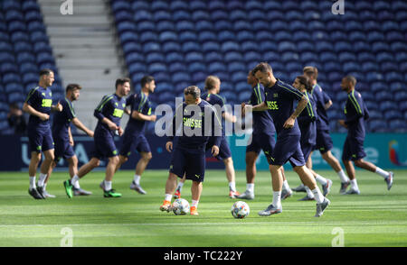 La Svizzera Xherdan Shaqiri (centro) durante la sessione di formazione a Estadio do Dragao, Porto. Foto Stock