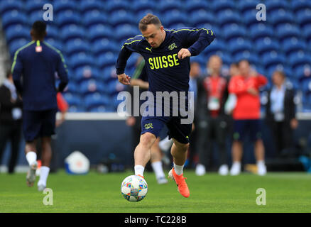 La Svizzera Xherdan Shaqiri durante la sessione di formazione a Estadio do Dragao, Porto. Foto Stock