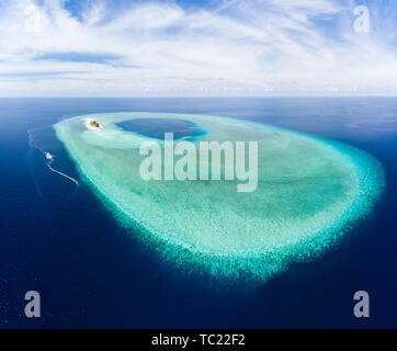 Antenna: Atollo tropicale vista da sopra, laguna blu acqua turchese Coral reef, Wakatobi. Il Parco Marino Nazionale, Indonesia - il concetto di destinazione di viaggio Foto Stock