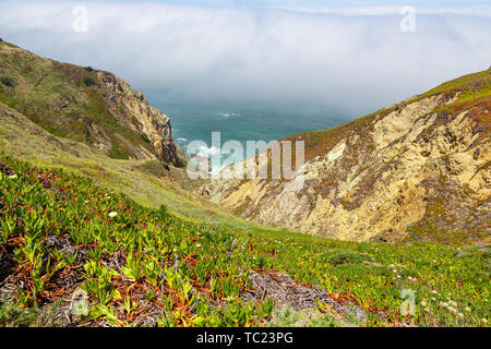 La punta occidentale dell Europa continentale sull'oceano Atlantico. Cabo da Roca estate nella nebbia Foto Stock