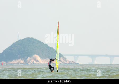 29 novembre 2018, Zhuhai, Guangdong. Il 2018 Asian Campionati di Vela & Asian aquilone bordo campionati è entrato nella sua quinta giornata. Nonostante le pessime condizioni atmosferiche, l'evento era ancora in pieno svolgimento, con atleti sfidando il freddo vento per la lotta contro il vento e le onde nelle acque dell'incenso della baia di stufa a Zhuhai per buoni risultati. Foto Stock