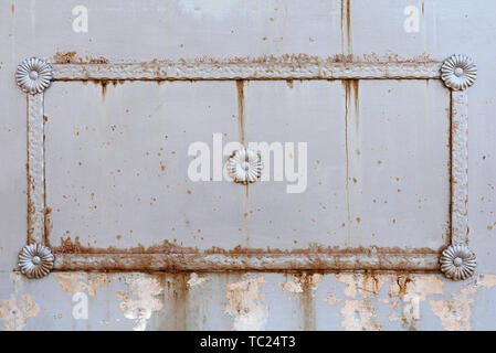 Telaio metallico rettangolare con pattern su parete arrugginito. recinto. sfondo texture. Foto Stock