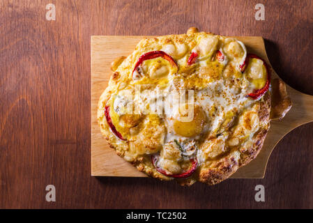 Uova con il formaggio con verdure su una tortilla su una tavola di legno. spazio copia Foto Stock