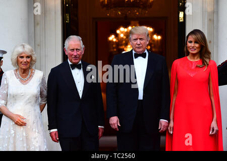Il Principe di Galles e la duchessa di Cornovaglia sono accolti dal presidente statunitense Donald Trump e la moglie Melania fuori Winfield House, la residenza dell'Ambasciatore degli Stati Uniti d'America per il Regno Unito, a Regent's Park, Londra, per il ritorno la Cena come parte della sua visita di Stato nel Regno Unito. Foto Stock