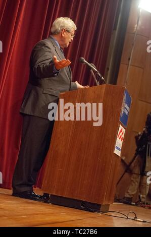Ad angolo, a lunghezza piena ripresa del profilo del candidato Newt Gingrich, parlando da un podio durante un Milton S Eisenhower Simposio, Homewood Campus della Johns Hopkins University, Baltimora, Maryland, 18 ottobre 2006. Dall'Homewood raccolta di fotografie. () Foto Stock