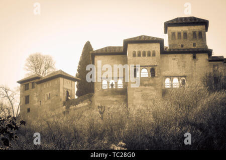 Il palazzo di Alhambra visto dal Darro. Granada, provincia di Granada, Andalusia, Spagna meridionale. La Alhambra e Generalife e Albaycin sono designate Foto Stock