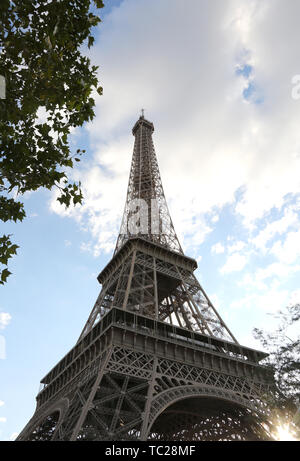 La Torre Eiffel a Parigi Francia visto dal di sotto e la struttura ad albero Foto Stock