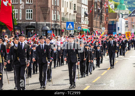 BERGEN, Norvegia - 14 Aprile 2019: vecchio veicolo vigili del fuoco sulla strada di Bergen, Norvegia. Foto Stock