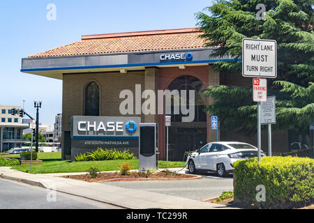 Giugno 1, 2019 Sunnyvale / CA / STATI UNITI D'America - Chase Bank branch vicino al centro cittadino di Sunnyvale; EV stazione di carica per la banca patroni solo situato nella parte anteriore del b Foto Stock