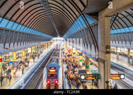 Rush Hour, stazione ferroviaria Santa Justa, Siviglia, Spagna. Foto Stock