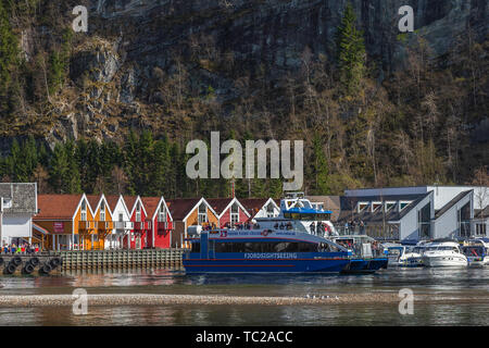 BERGEN, Norvegia - 18 Aprile 2019: Fjord sightseeing imbarcazione turistica ad esplorare i fiordi vicino a Bergen, Norvegia. Foto Stock