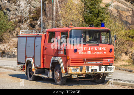BERGEN, Norvegia - 14 Aprile 2019: vecchio veicolo vigili del fuoco sulla strada di Bergen, Norvegia. Foto Stock