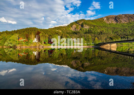 Piccolo villaggio vicino al lago in Hordaland, Norvegia. Foto Stock