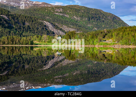 Piccolo villaggio vicino al lago in Hordaland, Norvegia. Foto Stock