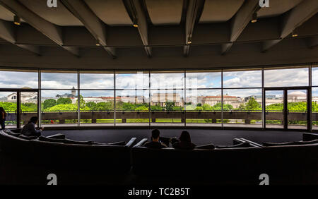 Vista attraverso il National Mall per gli archivi degli Stati Uniti e di altri edifici dall'interno il Museo Hirshhorn a Washington DC, Stati Uniti d'America il 14 maggio 2019 Foto Stock