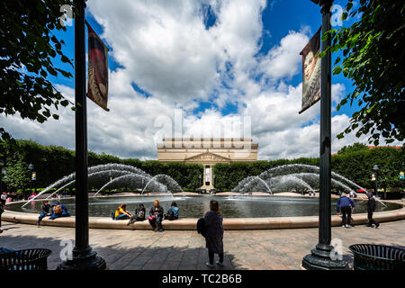 Laghetto circolare e fontane nel centro della Galleria Nazionale di Arte Scultura Giardino a Washington DC, Stati Uniti d'America il 14 maggio 2019 Foto Stock