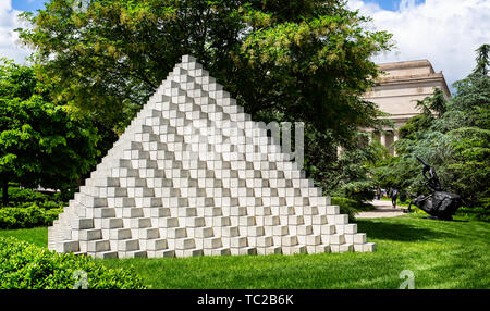 La scultura intitolata 'Four-Sided Piramide' da Sol LeWitt sul display nella Galleria Nazionale di Arte Scultura Giardino a Washington D.C. Stati Uniti d'America il 14 maggio 2019 Foto Stock