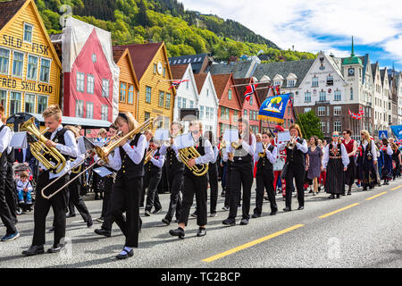 BERGEN, Norvegia - 14 Aprile 2019: vecchio veicolo vigili del fuoco sulla strada di Bergen, Norvegia. Foto Stock