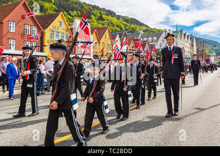 BERGEN, Norvegia - 14 Aprile 2019: vecchio veicolo vigili del fuoco sulla strada di Bergen, Norvegia. Foto Stock