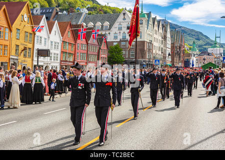 BERGEN, Norvegia - 14 Aprile 2019: vecchio veicolo vigili del fuoco sulla strada di Bergen, Norvegia. Foto Stock