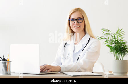 Medico esperto lavorando sulla competenza medica in Office Foto Stock