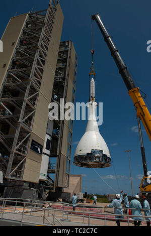 Una versione di prova della NASA Orion modulo di equipaggio con il lancio del sistema Abort allegata è issata da una gru per accoppiamento sul rocket booster a Space Launch Complex 46 nel Centro Spaziale Kennedy, 23 maggio 2019 a Cape Canaveral, in Florida. Il test Orion verificherà il LAS è in grado di sterzare e il modulo di equipaggio e gli astronauti per la sicurezza in caso di emergenza durante la salita sul lancio nello spazio razzo di sistema. Foto Stock