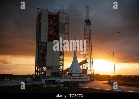 Una versione di prova della NASA Orion modulo di equipaggio con il lancio del sistema Abort allegata è spostato in posizione per essere sollevati da una gru per accoppiamento sul rocket booster a Space Launch Complex 46 nel Centro Spaziale Kennedy, 23 maggio 2019 a Cape Canaveral, in Florida. Il test Orion verificherà il LAS è in grado di sterzare e il modulo di equipaggio e gli astronauti per la sicurezza in caso di emergenza durante la salita sul lancio nello spazio razzo di sistema. Foto Stock