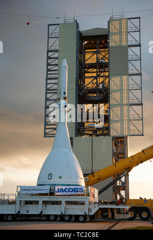 Una versione di prova della NASA Orion modulo di equipaggio con il lancio del sistema Abort allegata è spostato in posizione per essere sollevati da una gru per accoppiamento sul rocket booster a Space Launch Complex 46 nel Centro Spaziale Kennedy, 23 maggio 2019 a Cape Canaveral, in Florida. Il test Orion verificherà il LAS è in grado di sterzare e il modulo di equipaggio e gli astronauti per la sicurezza in caso di emergenza durante la salita sul lancio nello spazio razzo di sistema. Foto Stock