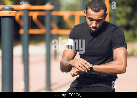Uomo sportivo controllando la sua performance sul Smartwatch Fitness Foto Stock