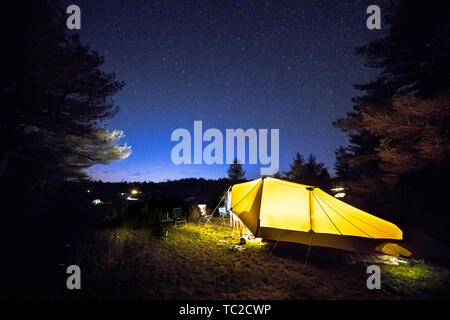 Tenda familiare con acciaio rigido poli su campeggio sotto il cielo stellato con la Via Lattea Foto Stock