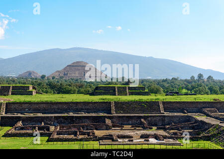 La Piramide della Luna. Città di Teotihuacan vicino a Città del Messico. Teotihuacán è un antico sito sacro si trova a 30 miglia a nord-est di Città del Messico. Esso Foto Stock