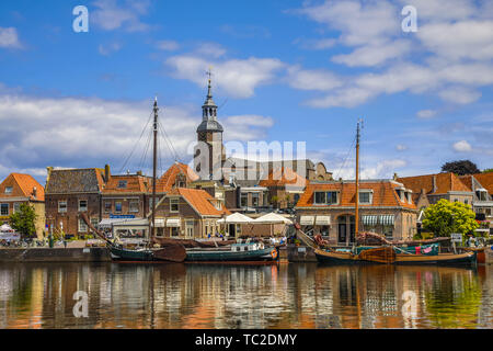 BLOKZIJL, Paesi Bassi - 13 luglio 2017: porto nel villaggio storico di Blokzijl sulla soleggiata giornata estiva con il vecchio fondo piatto di navi e monumentale ho Foto Stock