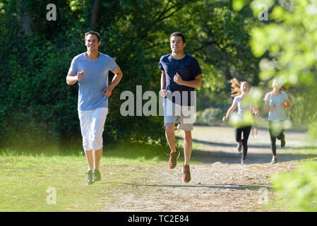 Gli atleti che corre attraverso la foresta Foto Stock