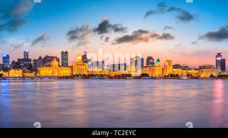 Splendido skyline della città notturna al Bund,Shanghai Foto Stock