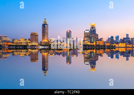 Splendido skyline della città notturna al Bund,Shanghai Foto Stock