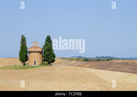 Isolata chiesa in Toscana colline, paesaggio italiano. Chiesa della Madonna di Vitaleta Foto Stock