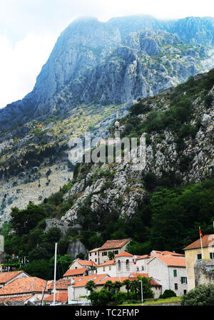 Cattaro la città vecchia e la chiesa di Nostra Signora del Rimedio al di sopra di esso. Foto Stock