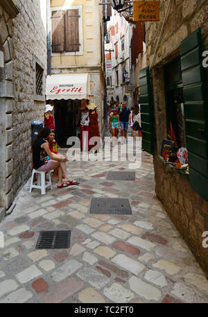 Passeggiando per le stradine di Kotor della vecchia città. Foto Stock