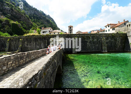 Tourist attraversando il ponte in prossimità di Vrata od Škurde nella città vecchia di Kotor. Foto Stock