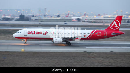 ISTANBUL, Turchia - 19 gennaio 2019: AtlasGlobal Airlines Airbus A321-211 (NC 1451) decolla dall'aeroporto Istanbul Ataturk. AtlasGlobal ha 18 flotta Foto Stock