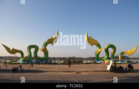 NONG KHAI, Thailandia, 29 gennaio 2019 - Naga Statua in Nong Khai sul fiume Mekong, Thailandia. Foto Stock