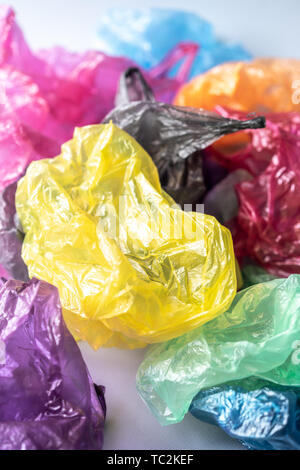 Un mazzetto di accartocciata sacchetti di plastica usa e getta di diversi colori, ecologico sfondo concettuale. Foto Stock