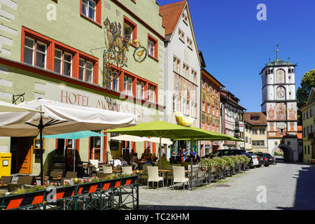 Pittoresca strada e Frauentor nella città vecchia di Wangen, Wangen im Allgäu, Baden-Württemberg, Germania. Una città storica in oriente Baden-Wuerttemberg. Foto Stock