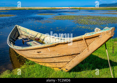 Barca ormeggiata sul lago Baikal, Russia Foto Stock