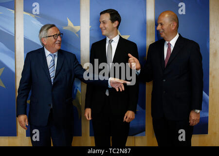 Bruxelles, Belgio. Il 4 giugno, 2019. Jared KUSHNER, consulente speciale del Presidente degli Stati Uniti è accolto dal Presidente della Commissione Europea Jean Claude Juncker davanti a loro incontro. Credito: ALEXANDROS MICHAILIDIS/Alamy Live News Foto Stock