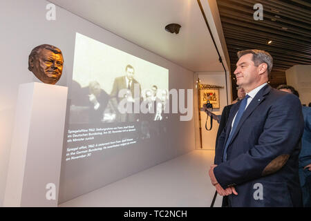 Regensburg, Germania. 04 Giugno, 2019. Markus Söder (CSU), il Primo Ministro della Baviera, sorge accanto a un busto di Franz Josef Strauß nel Museo della Storia bavarese. Dopo quattro anni di costruzione, il Museo della Storia bavarese in Söder è stata aperta. Credito: Armin Weigel/dpa/Alamy Live News Foto Stock