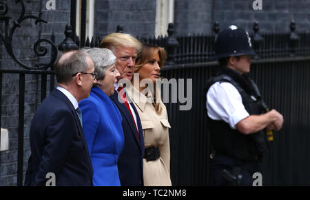 Londra, Regno Unito. 04 Giugno, 2019. Donald Trump (Presidente degli Stati Uniti), e la First Lady Melania Trump, sono accolti in Downing Street di Theresa Maggio (Primo Ministro del Regno Unito), e suo marito Filippo maggio. Il Presidente ha incontrato il Primo ministro durante la sua visita di Stato nel Regno Unito. Donald Trump, visita di Stato a Downing Street, Londra, Regno Unito il 4 giugno 2019. Credito: Paolo Marriott/Alamy Live News Foto Stock