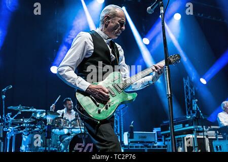 Berlino, Deutschland. 03 Giugno, 2019. 03.06.2019, British rock band Status Quo dal vivo sul palco con il programma 'Back on Tour 2019" presso il Tempodrom di Berlino. Original membro fondatore, cantante e chitarrista Francesco Rossi sul palco. | Utilizzo di credito in tutto il mondo: dpa/Alamy Live News Foto Stock